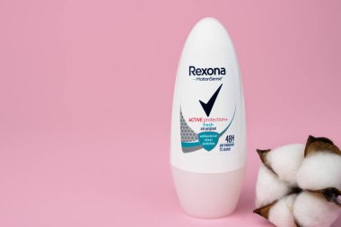 Kyiv, Ukrayna 09 Mayıs 2023. Mavi arka planda Rexonaman 'ın deodorantı. Yakın plan..