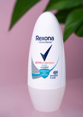 Kyiv, Ukrayna 09 Mayıs 2023. Mavi arka planda Rexonaman 'ın deodorantı. Yakın plan..