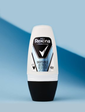 Kyiv, Ukrayna 09 Mayıs 2023. Mavi arka planda Rexonaman 'ın deodorantı. Yakın plan..