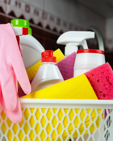 Varios Detergentes Productos Limpieza Esponjas Cocina Guantes Goma Cesta Cocina — Foto de Stock