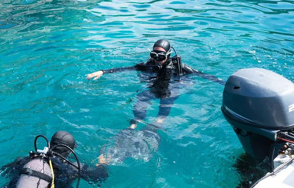 stock image Diving lessons with an instructor. First time scuba dive. Selective focus.