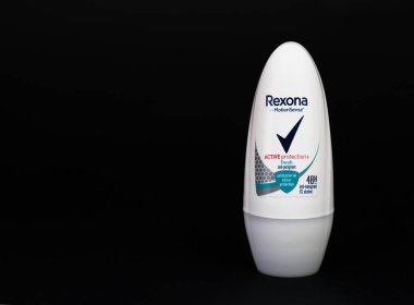 Kyiv, Ukrayna - 09 Mayıs 2023. Mavi arka planda Rexonaman 'ın roll deodorantı. Yakın plan..