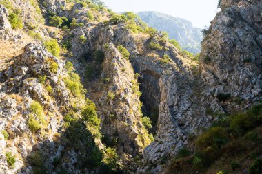 Güneşli bir günde kayalık dağlar. Karadağ. Seçici odak.
