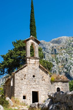 Dağdaki ortaçağ kilisesinin kalıntıları. Kotor, Karadağ. Seçici odak.