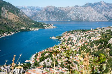 Güneşli bir yaz gününde Lovcen Dağı 'ndan güzel Kotor Körfezi manzarası. Karadağ. Seçici odak.
