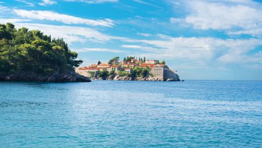 Sveti Stefan 'ın güzel manzarası, Karadağ' ın Adriyatik kıyısında küçük bir ada. Seçici odak.