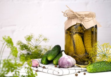 Mutfaktaki masada salatalık ve baharatlı kavanoz. Yakın plan. Boşluğu kopyala.