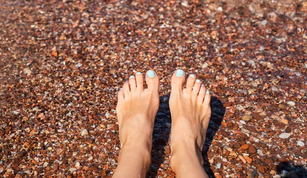 Pies Mujer Una Playa Guijarros Mar Descanso Relajación Tomar Sol —  Fotos de Stock