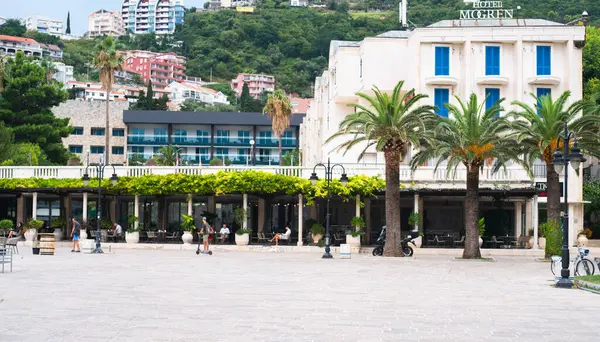 Budva, Karadağ - 05 Eylül 2021. Budva 'da eski kasabanın yakınındaki meydanda bir otel. Seçici odak.