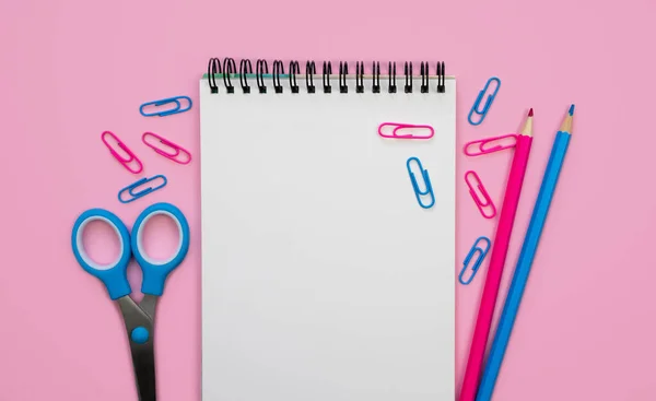 Leere Notizbücher Bleistifte Scheren Und Büroklammern Auf Rosa Hintergrund Flatlay — Stockfoto