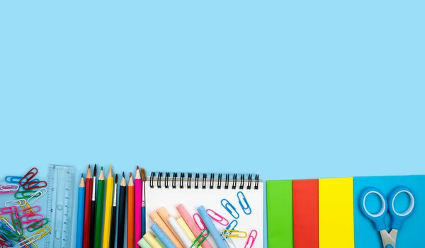 Composición Escolar Con Coloridos Útiles Escolares Sobre Fondo Azul Concepto —  Fotos de Stock