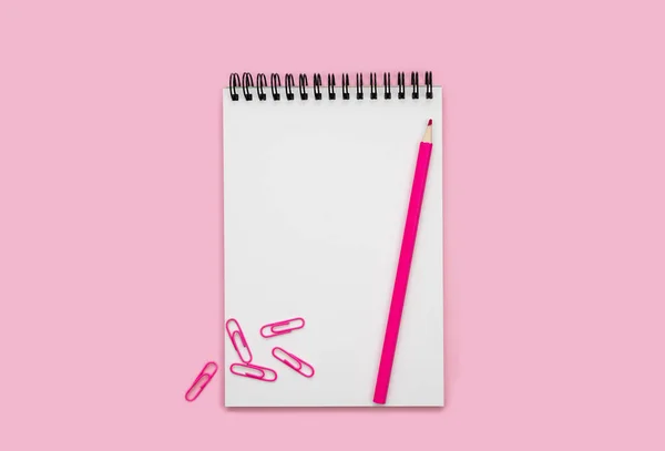 Blank Notepad Pink Pencil Paperclips Pink Background Mockup Flatlay Composition — Stock Photo, Image