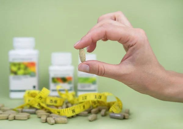 Womens Hand Holding Green Pill Sports Vitamins Supplements Close Selective — Stock Photo, Image