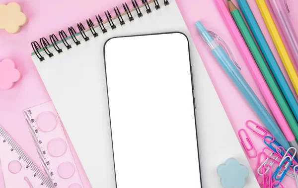 Smartphone Mit Weißem Bildschirm Und Schulbedarf Auf Dem Tisch Online — Stockfoto