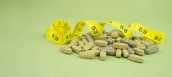 Sport Természetes Vitaminok Kiegészítők Zöld Alapon Egészséges Életmód Koncepció Közelkép — Stock Fotó