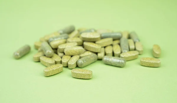Természetes Vitaminok Kiegészítők Zöld Alapon Közelkép Szelektív Fókusz — Stock Fotó