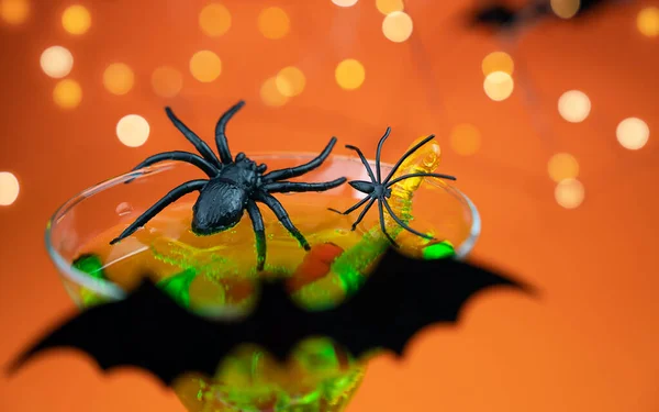 Cocktail Verde Halloween Com Aranhas Pretas Vermes Doces Morcego Festa — Fotografia de Stock