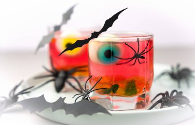 Cadılar Bayramı partisi için gözleri ve örümcekleri olan ürkütücü kırmızı kokteyl. Yakın plan. Seçici odak.