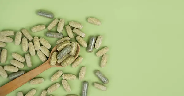 Természetes Vitaminok Kiegészítők Egy Fából Készült Kanálban Zöld Alapon Első — Stock Fotó