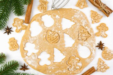 Noel ağacı şeklinde Noel kurabiyeleri pişirmek için Hamur, bir kardan adam, bir zencefilli kurabiye adam ve bir Noel balosu. Üst görünüm.