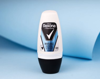 Kyiv, Ukrayna, 09 Mayıs 2023. Mavi arka planda Rexonaman 'ın deodorantı. Yakın plan..