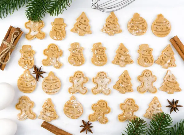 Kerstkoekjes Vorm Van Een Sneeuwpop Een Kerstboom Een Peperkoek Een — Stockfoto