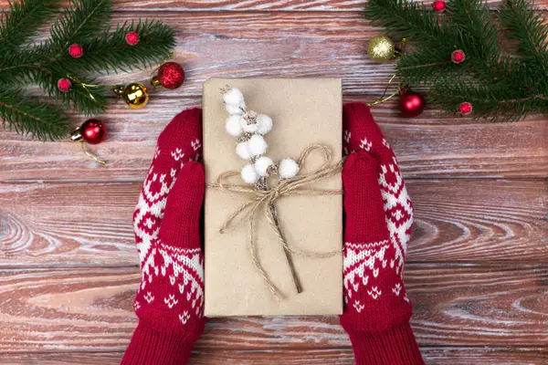 Mãos Mulher Luvas Inverno Segurando Presente Natal Comprar Presentes Para — Fotografia de Stock