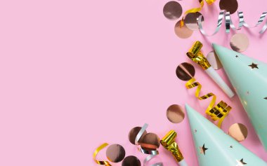 Pembe arka planda parti şapkaları ve tatil dekoru. Tatil konsepti. Üst Manzara. Boşluğu kopyala.