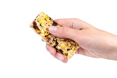 Beyaz arka planda izole edilmiş enerji protein çubuğu tutan kadının eli. Yakın plan..