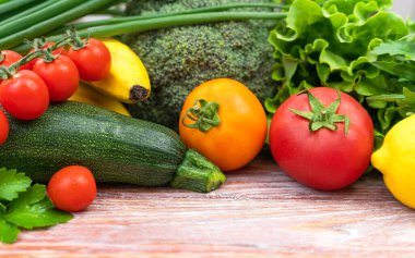 Tahta bir masada taze sebzeler ve meyveler. Sağlıklı yemek, hasat, çiftçilik, Şükran Günü. Boşluğu kopyala.