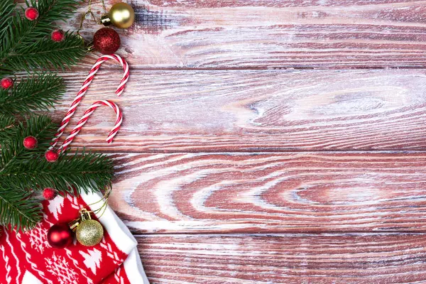 Χριστουγεννιάτικο Φόντο Διακόσμηση Έλατο Κλαδιά Κόκκινες Κάλτσες Και Ξύλινο Τραπέζι — Φωτογραφία Αρχείου