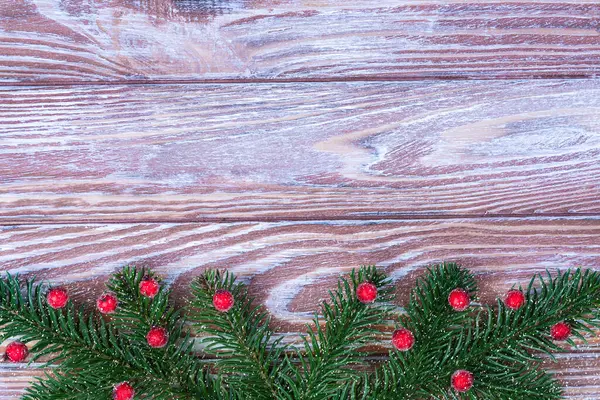 Noel ağacı ve ahşap arka planda Noel süslemeleri olan şenlikli bir kompozisyon. Üst Manzara. Uzayı kopyala Seçici odak.