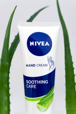 Kyiv, Ukrayna - 18 Temmuz 2023. Beyaz arka planda aloe vera olan Nivea el kremi. Doğal kozmetik. Yakın plan..