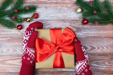 Kış eldivenli kadınların elinde Noel hediyesi var. Noel ve yeni yıl hediyeleri. Üst Manzara. Yakın plan..