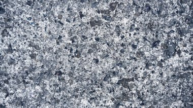 Doğal arka plan. Yol yüzeyinin dokusu. Yakın plan. Seçici odak.