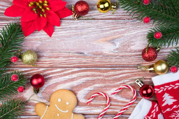 Εορταστικό Φόντο Χριστουγεννιάτικα Στολίδια Και Κλαδιά Ερυθρελάτης Φλάτλεϊ Στο Πάνω — Φωτογραφία Αρχείου