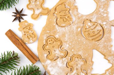 Kardan adam ve zencefilli kurabiye şeklinde Noel kurabiyeleri pişirmek. Üst Manzara. Yakın plan..