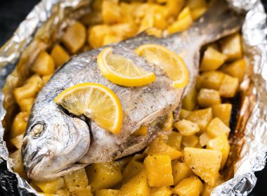 Fırında patatesli Dorado balığı. Yakın plan. Seçici odak.