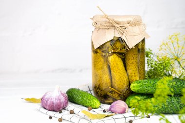 Masadaki kavanozda ev yapımı salatalık turşusu. Yakın plan. Boşluğu kopyala.