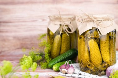 Ev yapımı salatalık turşusu. Yakın plan. Boşluğu kopyala.