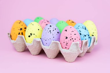 Pembe arka planda renkli Paskalya yumurtaları. Yakın plan. Seçici odak.