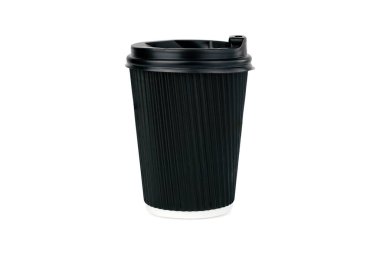 Tek kullanımlık siyah bir bardak, kahve için kapağı ya da beyaz arka planda izole edilmiş çay. Yakın plan..