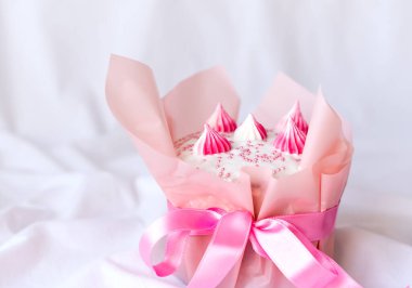 Beyaz arka planda Paskalya pastası. Mutlu Paskalyalar. Yakın plan. Uzayı kopyala Seçici odak.