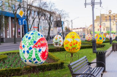 Rivne, Ukrayna - 22 Nisan 2023. Paskalya için şehrin dekorasyonu, Ukraynalı halk sanatları ressamı Maria Oksentiyivna Prymachenko 'nun çizimleriyle boyanmış büyük Paskalya yumurtaları..