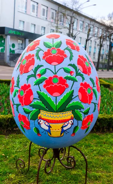 Rivne Ucrania Abril 2023 Huevo Pascua Decorativo Grande Con Dibujos Imágenes de stock libres de derechos