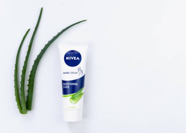 Kyiv, Ukrayna - 18 Temmuz 2023. Beyaz arka planda aloe vera olan Nivea el kremi. Doğal kozmetik. Uzayı kopyala Üst Manzara. Yakın plan..