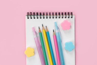 Pembe arka planda okul kağıtları. Okula dönelim. Flatlay. Üst Manzara. Boşluğu kopyala.