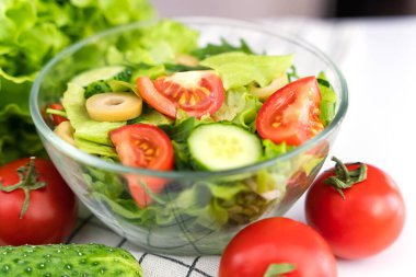 Masada sağlıklı ve diyet sebze salatası var. Sağlıklı gıda konsepti. Yakın plan. Seçici odak.