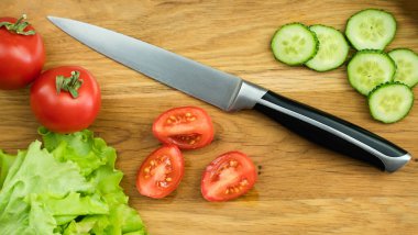 Tahtadaki salata için taze domates ve salatalık. Sebze diyeti salatası hazırlığı. Yakın plan. Seçici odak.