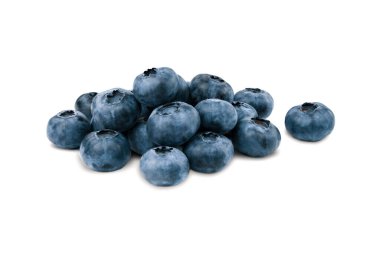 Beyaz arka planda izole edilmiş taze olgun yaban mersini. Yakın plan..